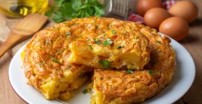 Essa omelete de batata é fácil de fazer e deixa o lanche da tarde mais proteico