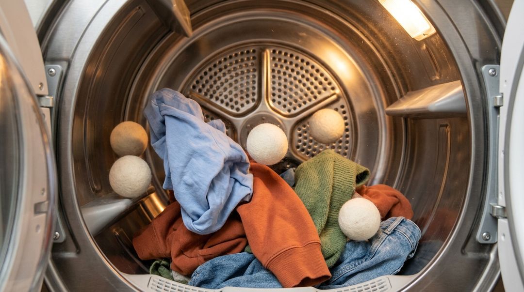 A escolha sustentável substitui produtos químicos e economiza energia na lavanderia.