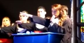 Estudante manda recado para ex-noivo e amiga em formatura