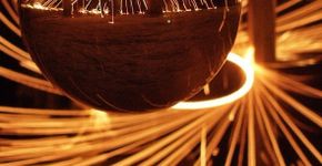 Fotografias combinam fogos de artifício, esponja de aço em brasa, movimento e longa exposição