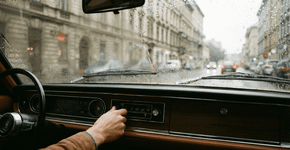 Por que o vidro do carro embaça por dentro na primeira gota de chuva