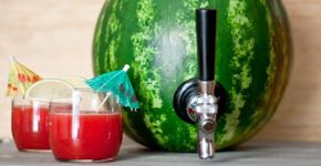 Como transformar uma melancia em um recipiente para drinques