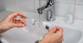 Não é com papel toalha, nem com a camisa: o jeito correto de limpar os óculos sem arranhar as lentes