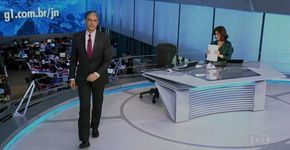 William Bonner se levanta da bancada antes da hora e vira piada