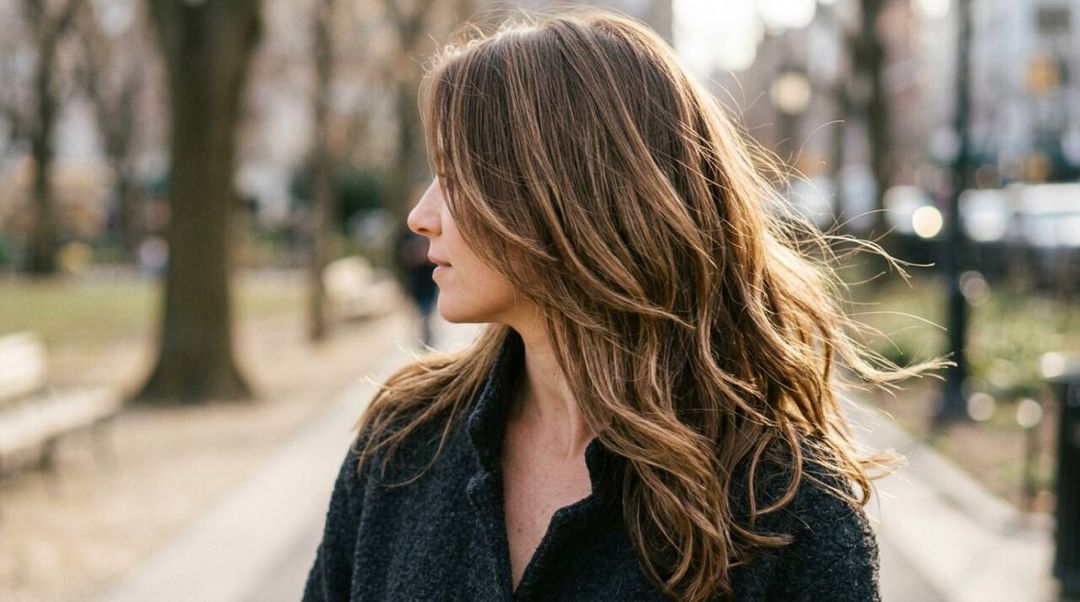 Cabelo fino sem volume? Entenda como comprimento, base e camadas podem mudar a aparência dos fios e quais cortes ajudam a criar mais movimento.