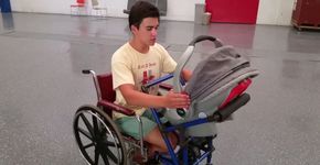 Estudante de 16 anos cria carrinho de bebê acoplado à cadeira de rodas