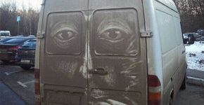 Artista usa carro sujo como tela