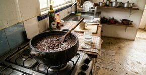 O que acontece quando você coloca bicarbonato de sódio no feijão enquanto ele cozinha