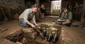 Arqueólogos reformavam a casa de George Washington quando encontraram dezenas de garrafas ainda cheias de frutas preservadas havia cerca de 250 anos