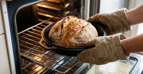 A massa fica pesada quando o forno não está na temperatura certa, e o tempo de pré-aquecimento muda mais do que parece