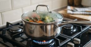 Panela destampada faz a cozinha esquentar e encher de vapor mais rápido: na Grã-Bretanha, a orientação é cozinhar com tampa e reduzir o fogo depois que a água ferve, economizando energia e diminuindo a umidade dentro de casa