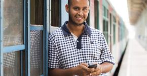 Autor lança livro escrito no celular em viagens de trem em SP