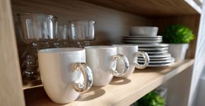 Adeus ao empilhamento de xícaras: O truque japonês para otimizar o espaço do armário