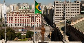 “Homens nus” no Vale e no topo dos prédios do Anhangabaú