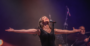 Anne Carrere celebra os eternos sucessos de Edith Piaf 60 anos após sua morte