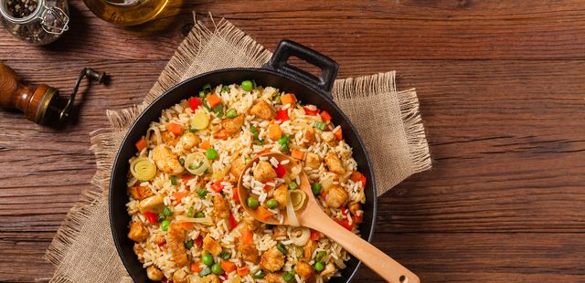 Frango rústico com arroz de uma panela só que vai te fazer esquecer o delivery