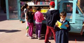 Aposentado cria biblioteca itinerante para crianças