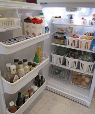 Use cestas de plástico para armazenar ingredientes na geladeira - Imagem: goodbyehousehellohome.com