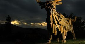 Artista húngaro cria esculturas gigantes de animais feitas com pedaços de madeira