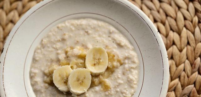 Aprenda a fazer um mingau de aveia cremoso e nutritivo