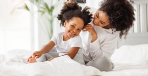 Veja como ajudar crianças crespas e cacheadas a construir uma relação positiva com a própria imagem