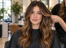 Featured side: Os cabeleireiros concordam: “Para clarear o cabelo tingido em dois tons sem danificá-lo, o mais recomendável é fazê-lo aos poucos. Pode-se optar por técnicas como mechas balayage, mechas babylights ou mechas muito finas.”