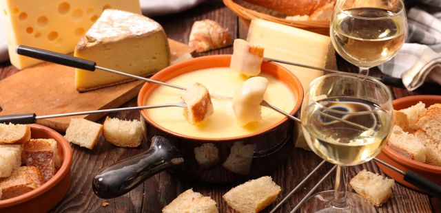 Fondue de queijo com vinho é a escolha perfeita para impressionar sem complicar