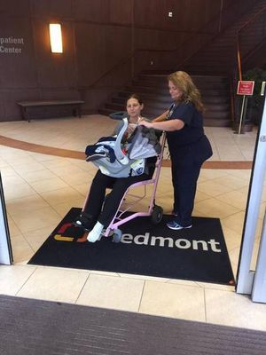 Stephanie deixando a maternidade ao lado de seu bebê