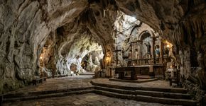 Uma igreja inteira instalada dentro de uma gruta natural de 50 metros: Um santuário com teto de 7 metros e um morro calcário de cerca de 90 metros que abre suas portas na Bahia