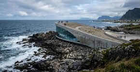 Parece uma baleia prestes a saltar para o mar, mas são 3.000 m2 de concreto: assim é The Whale, o novo museu do Ártico