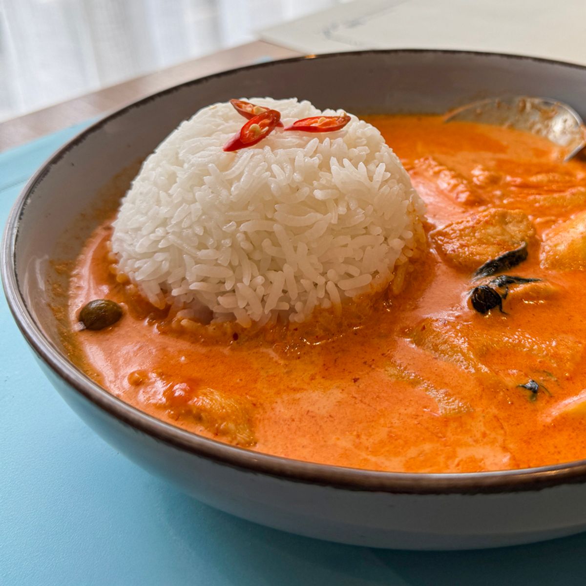 Descubra como fazer curry tailandês de frango com leite de coco em apenas 25 minutos