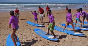 Projeto em Salvador ensina surfe a jovens de baixa renda