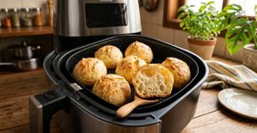 O truque para fazer o pão de queijo mais fofinho na air fryer em casa