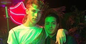 Ator de ’13 Reasons Why’ arrasa com vestido em festa de premiação