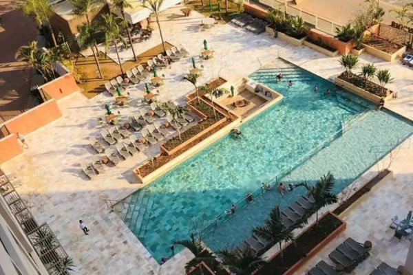 Vista da piscina ddo Hot Beach Suites, em Olímpia