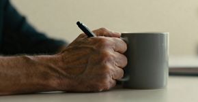 Suas mãos tremem do nada? O corpo pode estar pedindo socorro