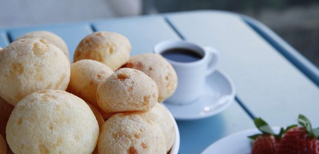Pão de queijo muito fácil com 3 ingredientes
