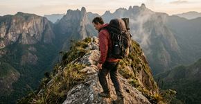 Uma travessia de aproximadamente 30 quilômetros atravessa montanhas, vales profundos e formações rochosas que parecem esculpidas à mão: o parque nacional fluminense onde aventureiros percorrem durante três dias uma das trilhas de montanha mais famosas do Brasil.