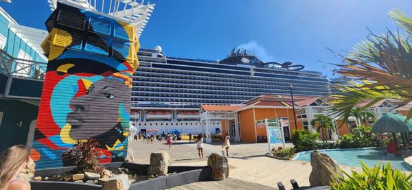 MSc Seashore visto do centrinho comercial do porto de Roatán, em Honduras