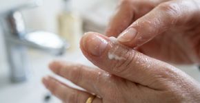 A unha lasca, a cutícula resseca e a mão fica o tempo todo na água: hidratar unhas e cutículas depois de lavar as mãos ajuda a reduzir fragilidade