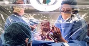 Cortina transparente permite que mães acompanhem o parto cesárea