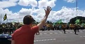 Bolsonaro discursa para apoiadores do AI-5: ‘Nós não queremos negociar nada’