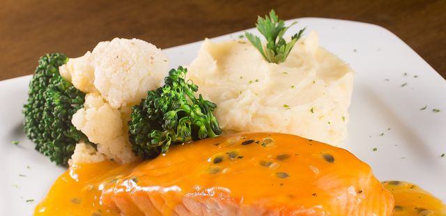 Salmão ao molho de maracujá: explosão de sabor