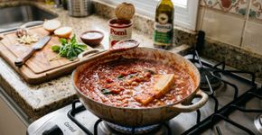 Os italianos concordam: “Para deixar o molho de tomate mais encorpado e saboroso, o segredo é adicionar uma casca de parmesão durante o cozimento”