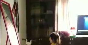Menina muito fofa é derrubada por próprio espirro; veja vídeo