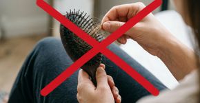 O erro que muita gente comete ao lavar escovas de cabelo: por que retirar apenas os fios acumulados não é suficiente para fazer uma limpeza completa