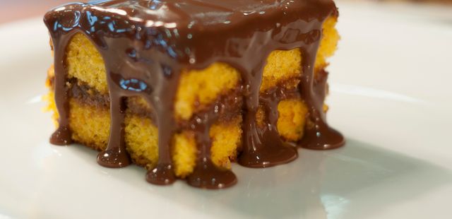 Bolo de cenoura low carb com brigadeiro sem lactose