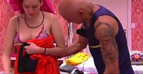 Ayrton abre a tolha para ver se Ana Clara está de calcinha