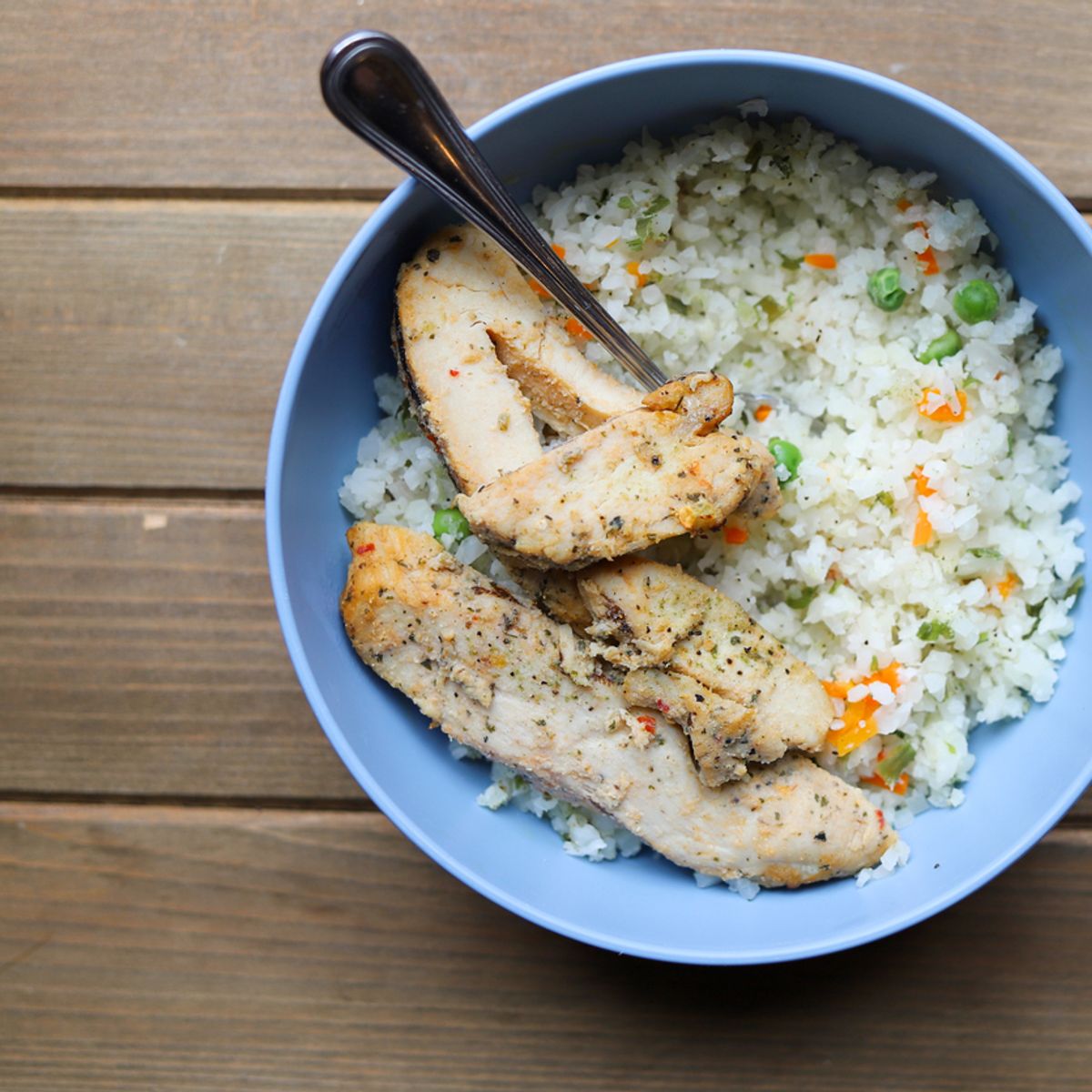 Arroz de couve-flor com frango grelhado que vai mudar sua opinião sobre comida fit