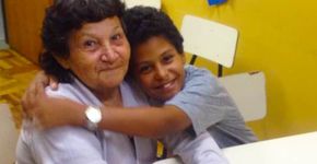 Aos 66, avó volta a estudar para ajudar neto com lição de casa